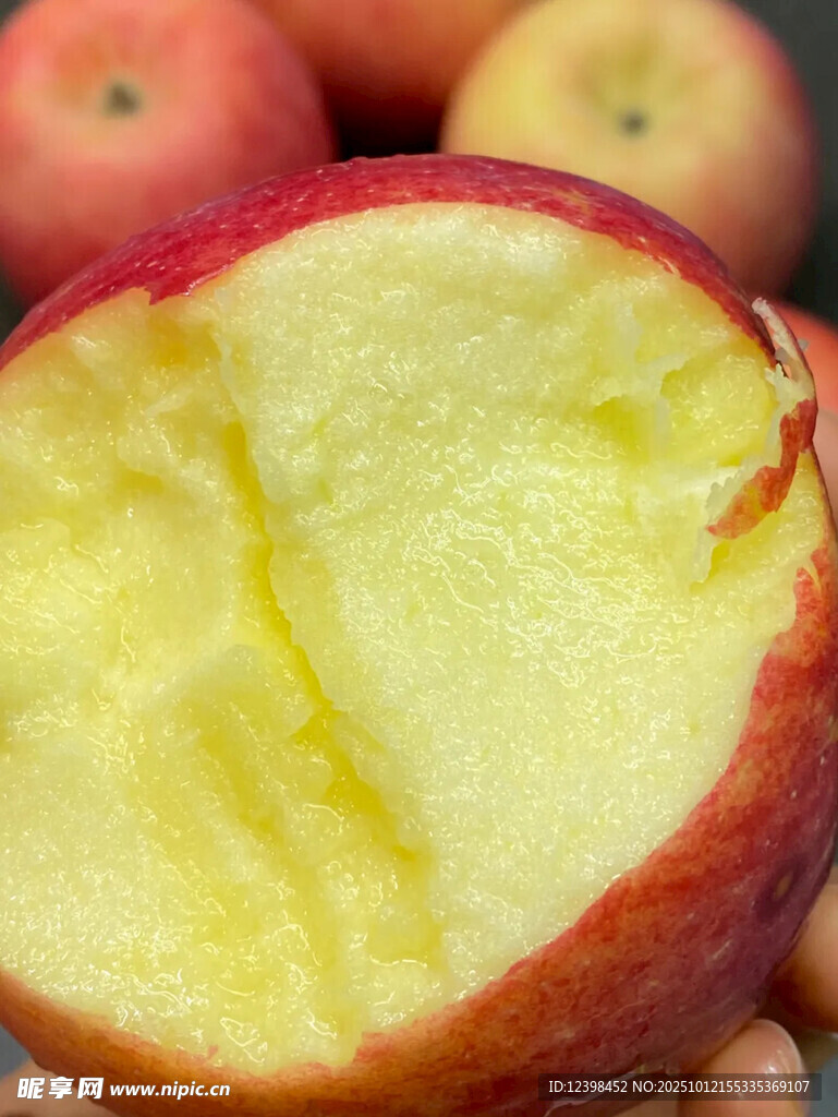 咬过的红苹果特写