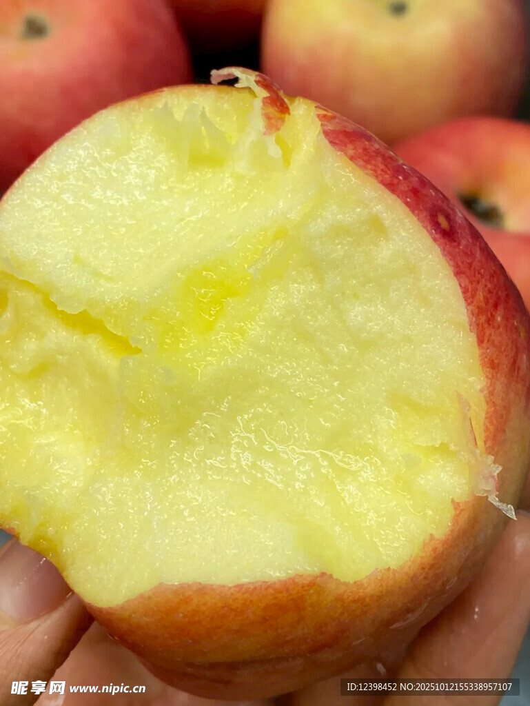 新鲜多汁的咬痕苹果