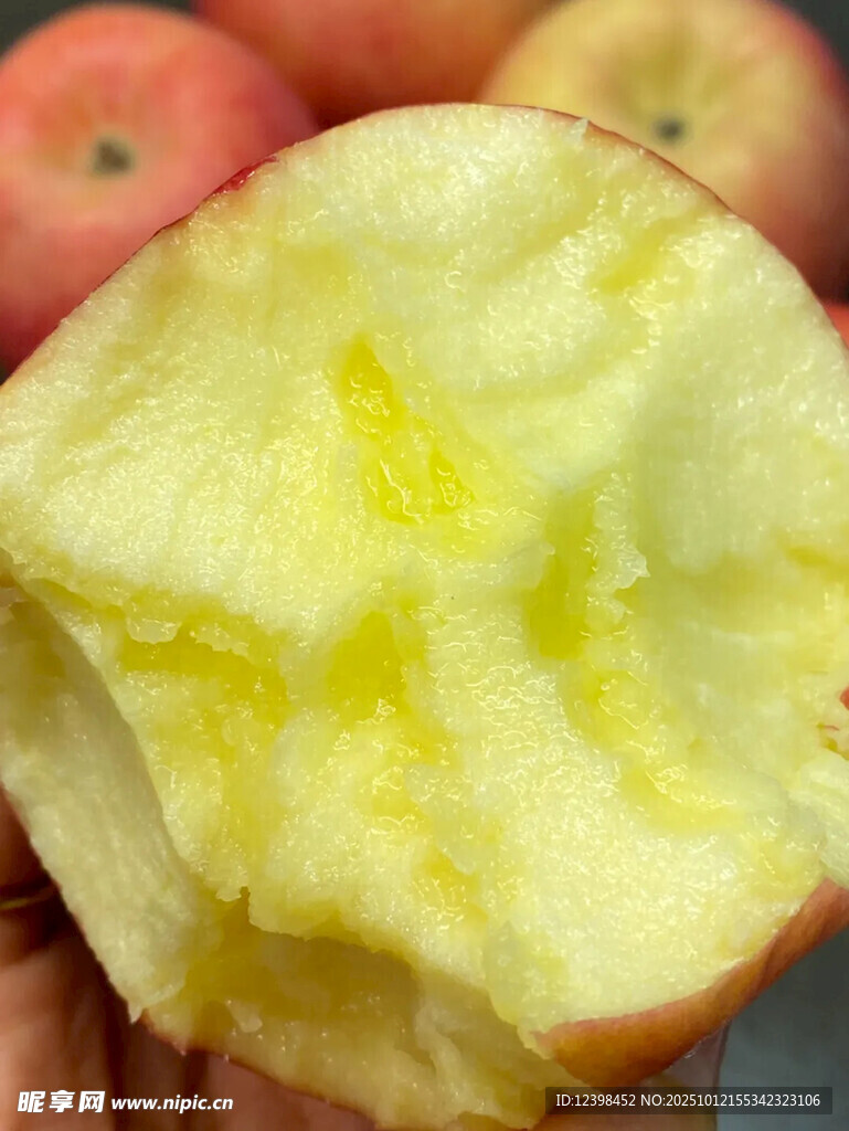 咬过的红苹果果肉特写