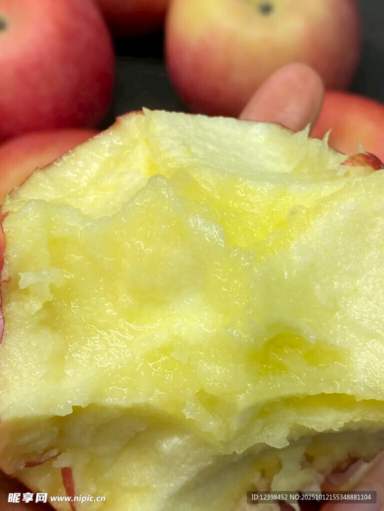 咬过的红苹果果肉特写