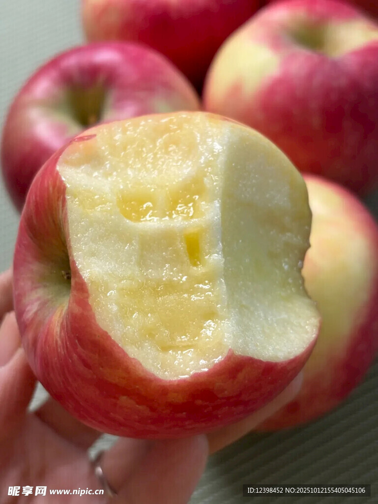 咬过的红苹果特写