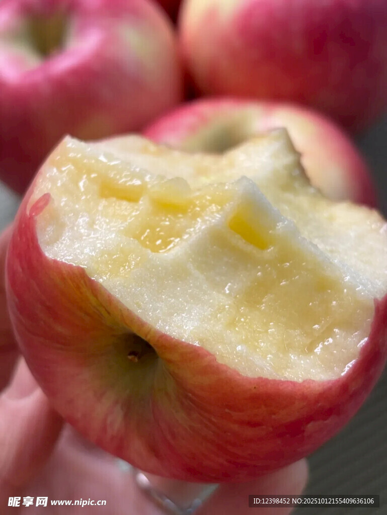 咬过的红苹果特写