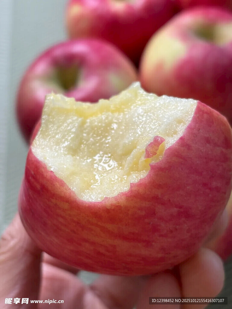 咬过的红苹果特写