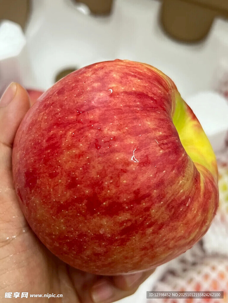 手持鲜红饱满大苹果