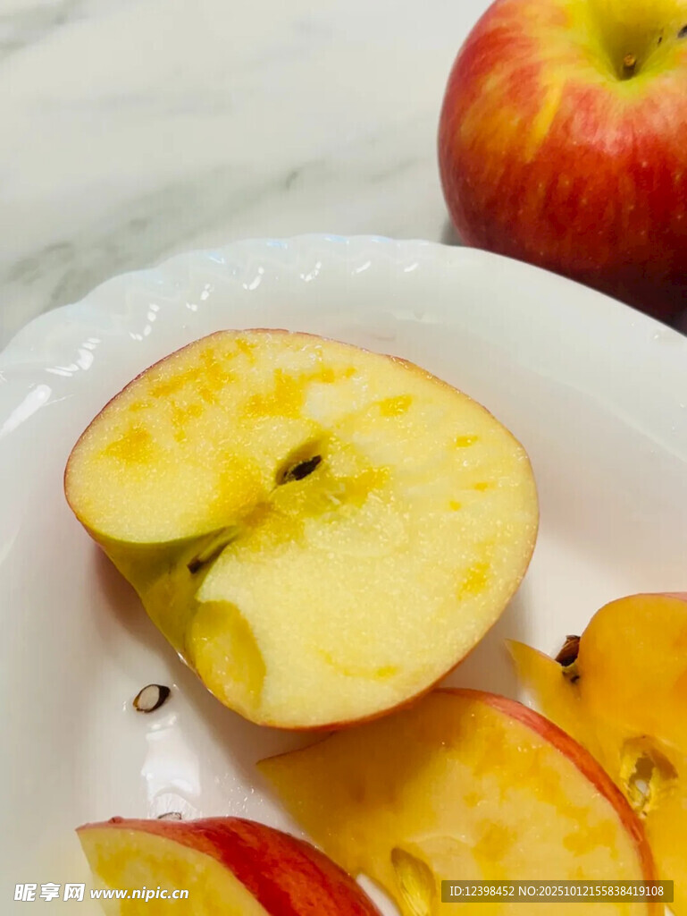 盘中鲜切苹果片