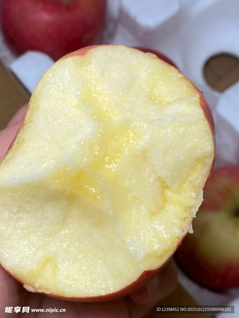 咬过的红苹果特写