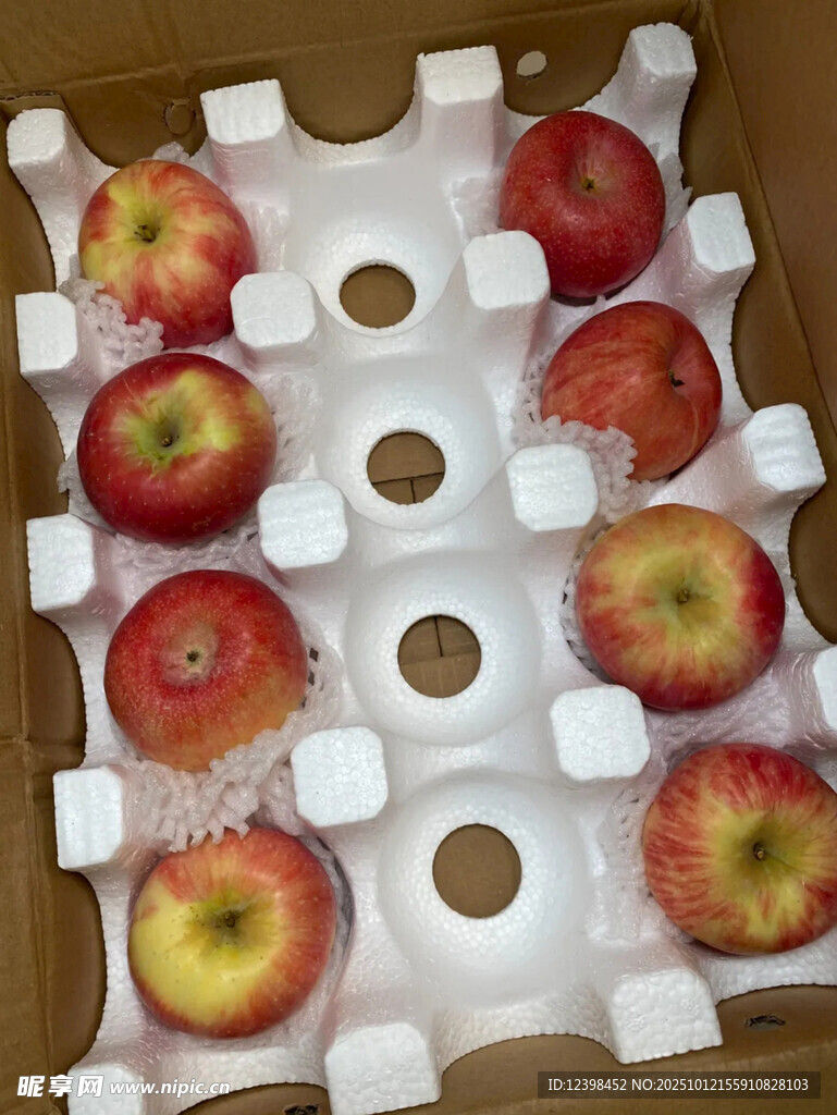 盒装新鲜红苹果待售