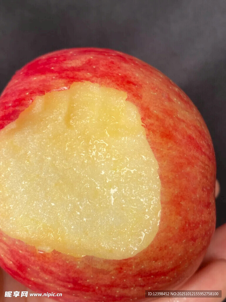 咬过一口的红苹果