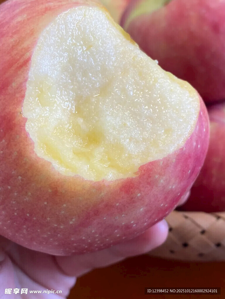咬过的红苹果特写