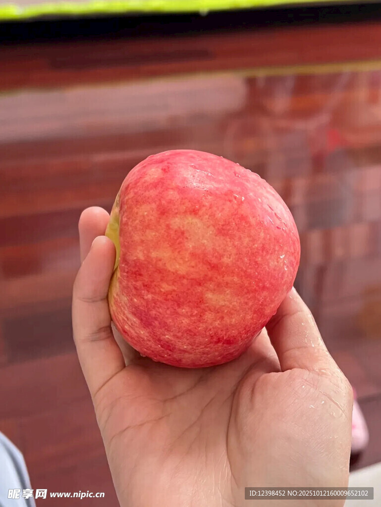 手中的红苹果
