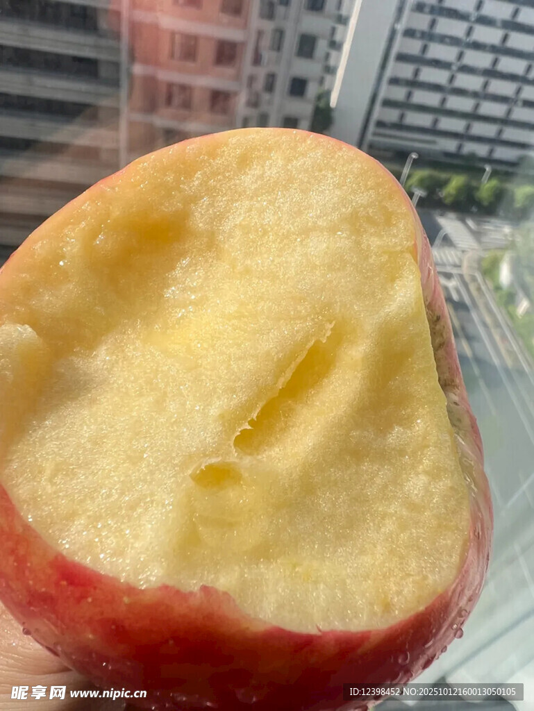咬过的红苹果特写