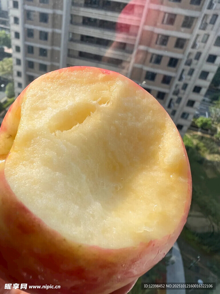 咬过一口的美味红苹果