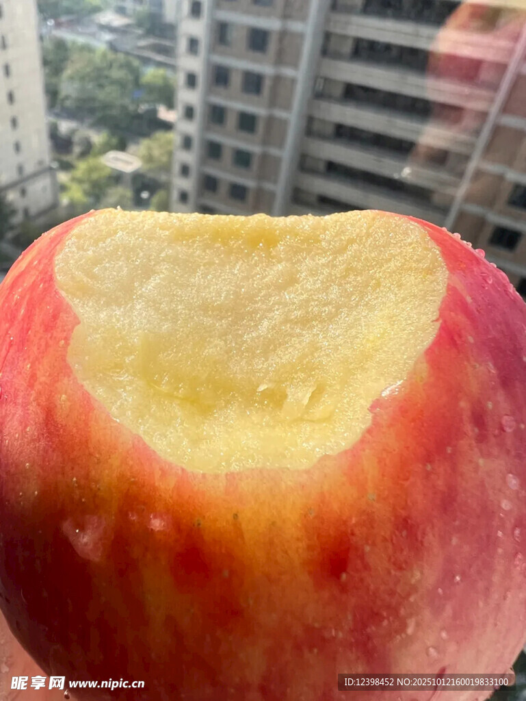 咬过一口的红苹果
