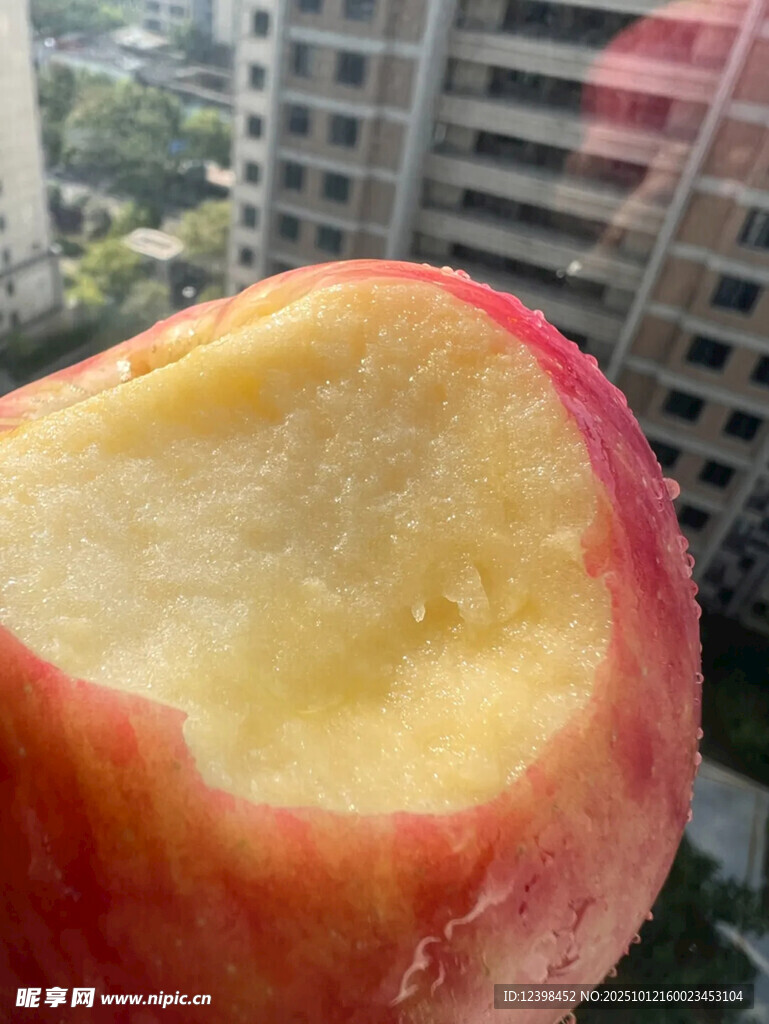 咬过一口的红苹果