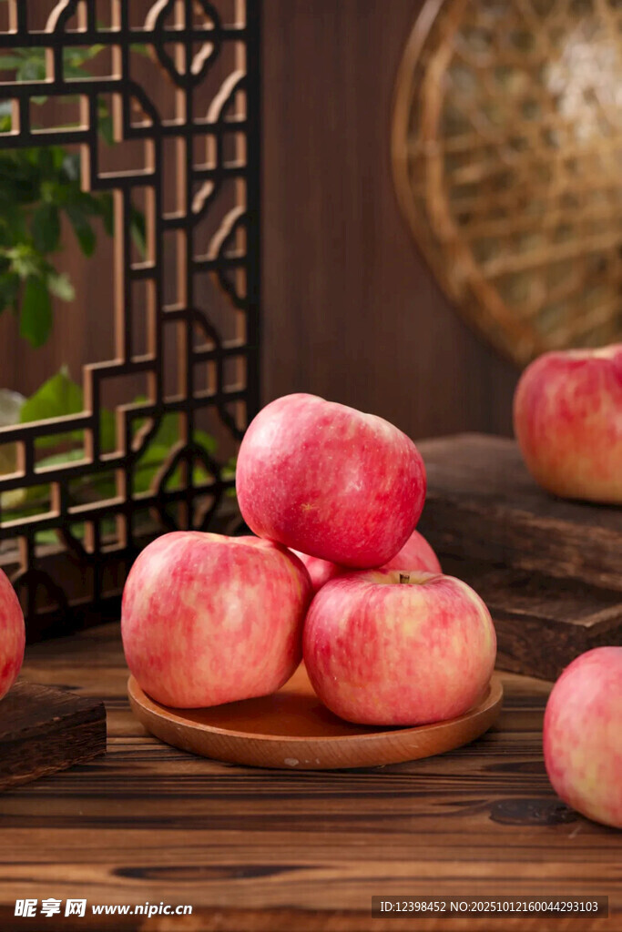 木盘上的新鲜红苹果