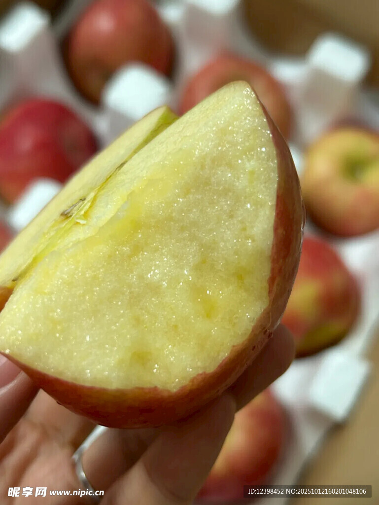 手持半块新鲜红苹果