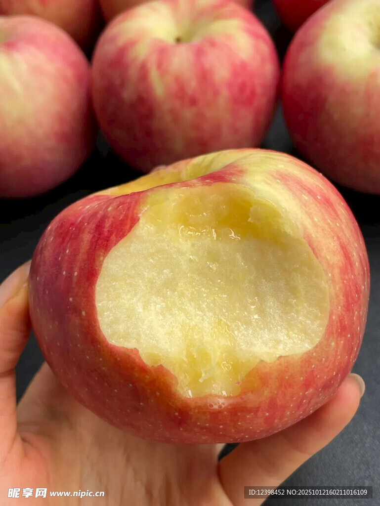 咬过的红苹果特写