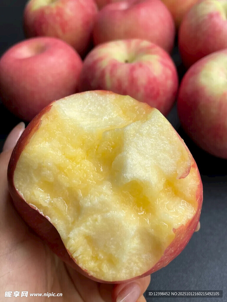 咬过的红苹果特写
