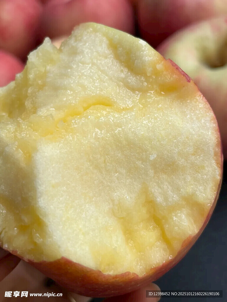 咬过的红苹果特写