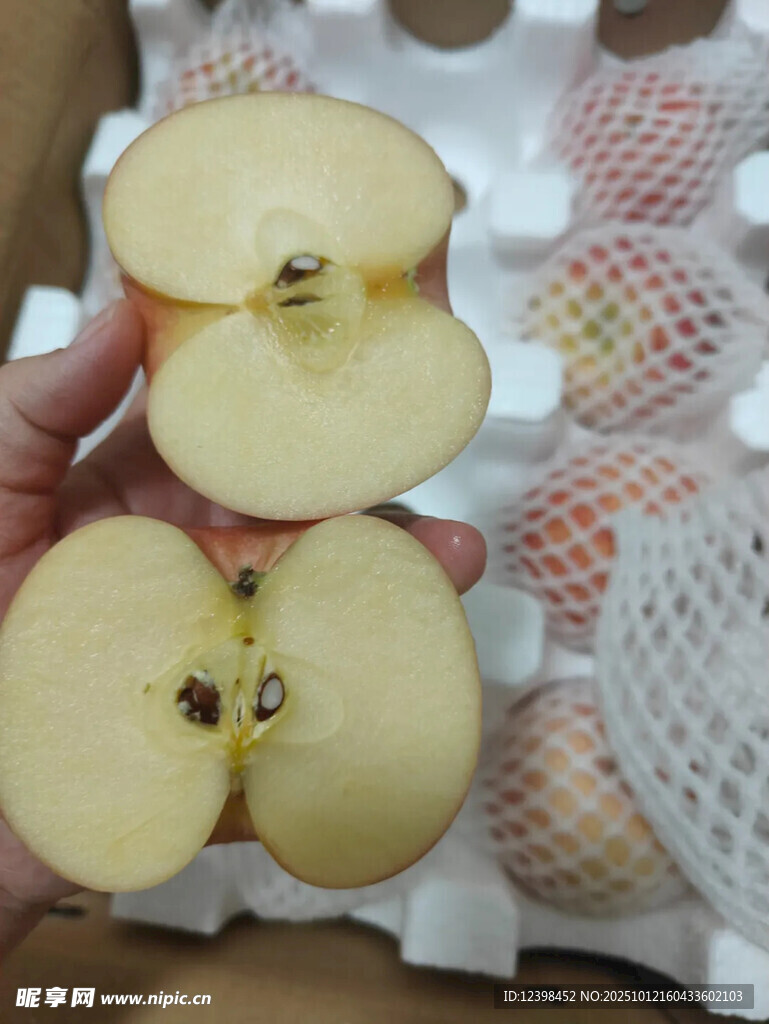 新鲜切开的多汁苹果