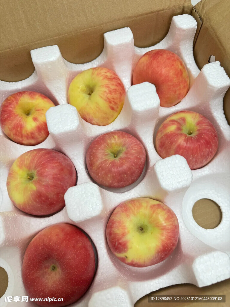 盒装新鲜水蜜桃待售