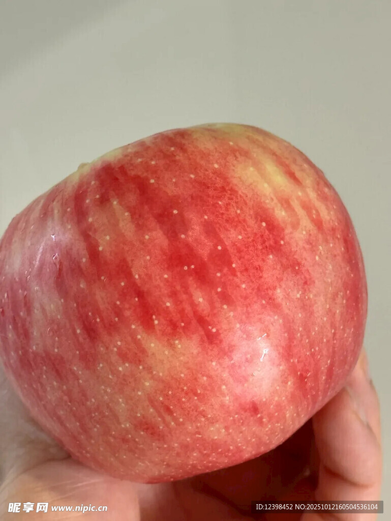 手持鲜艳红苹果