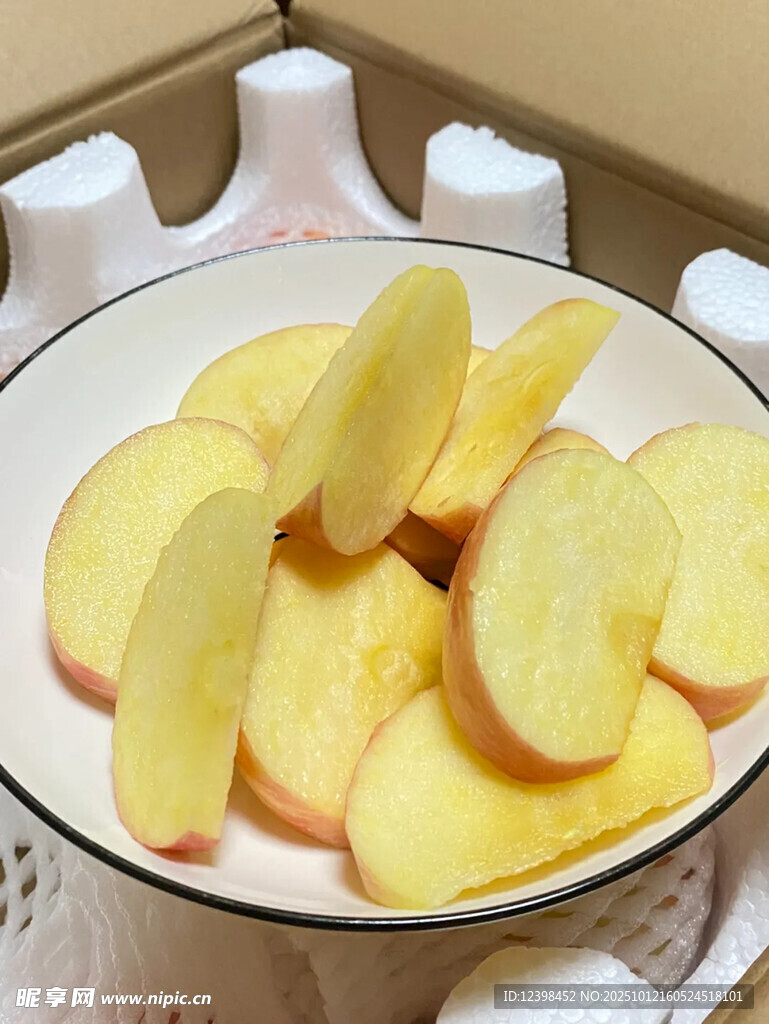 盘中切片苹果色泽诱人