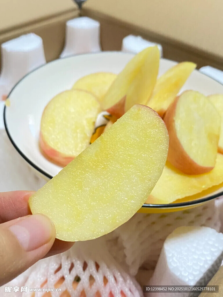 手取盘中切片黄苹果