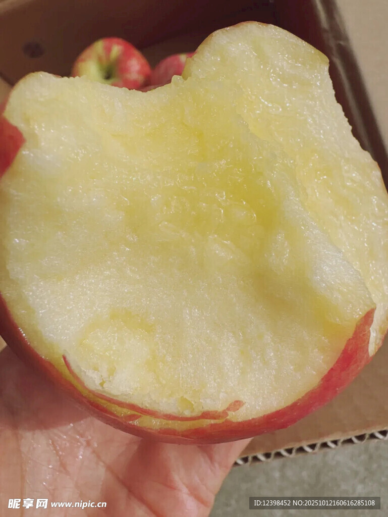 咬过一口的红苹果