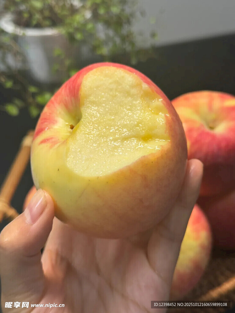 手拿咬过的新鲜大桃子