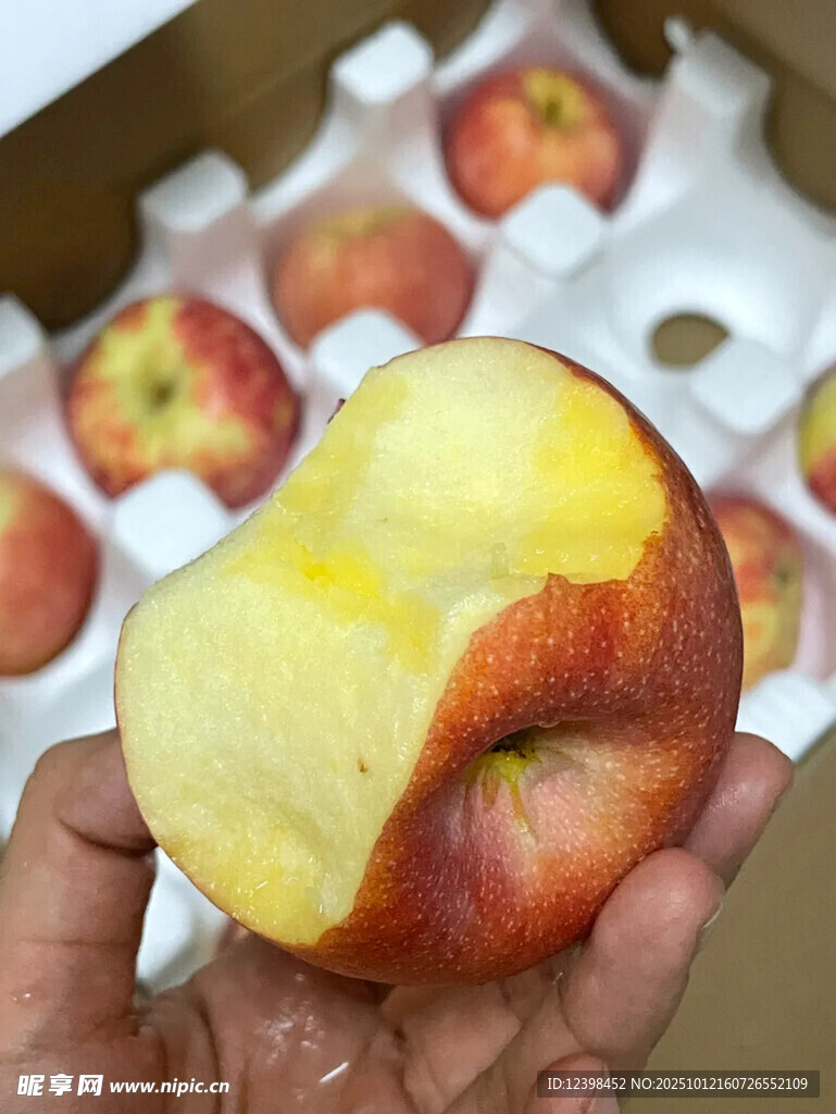 咬过的新鲜诱人水蜜桃