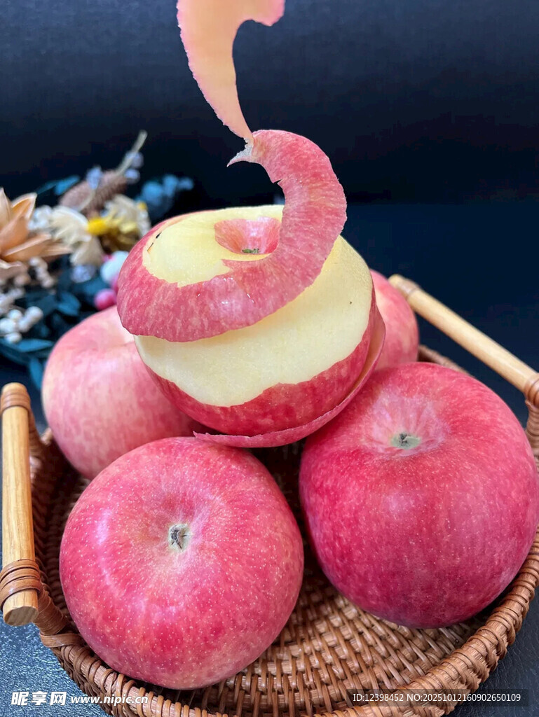 果篮中的红苹果与苹果片
