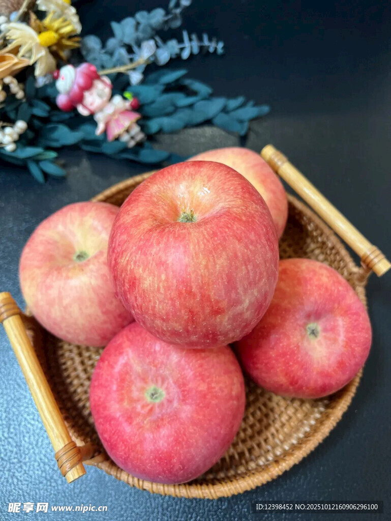 竹篮里的新鲜红苹果