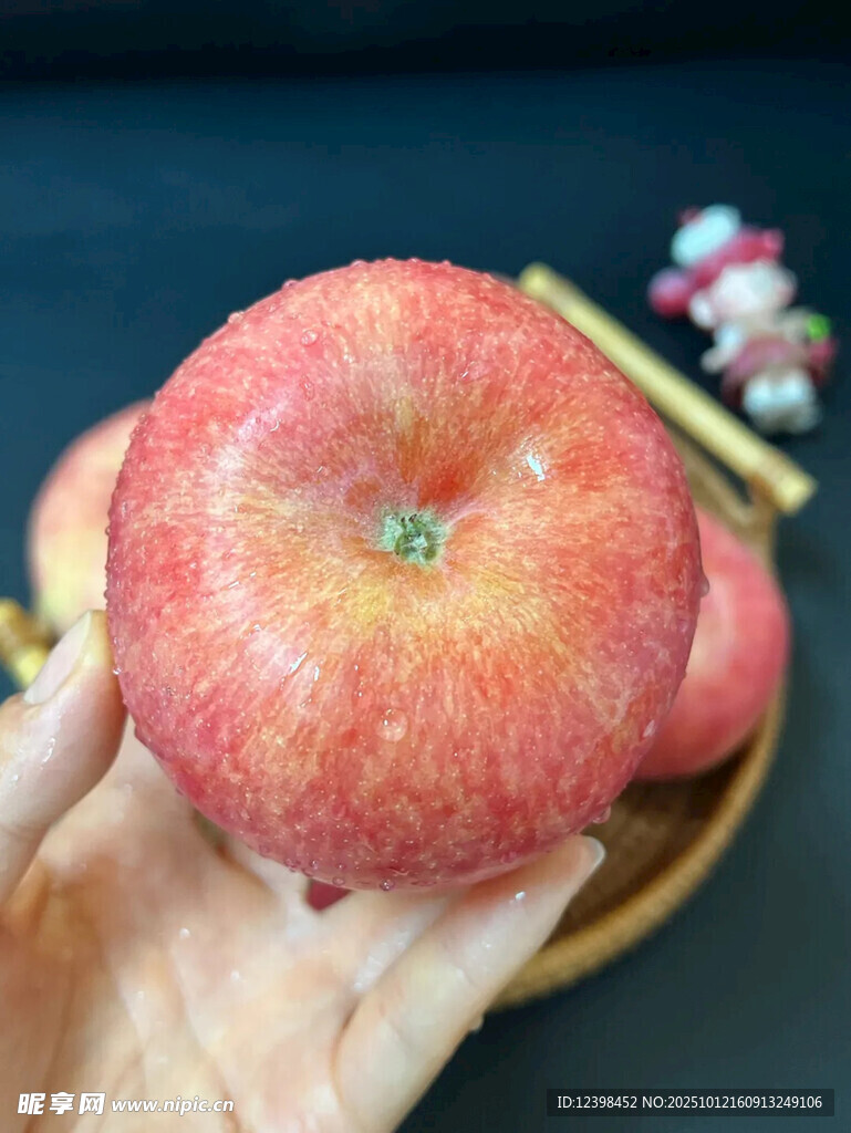 手捧新鲜红苹果