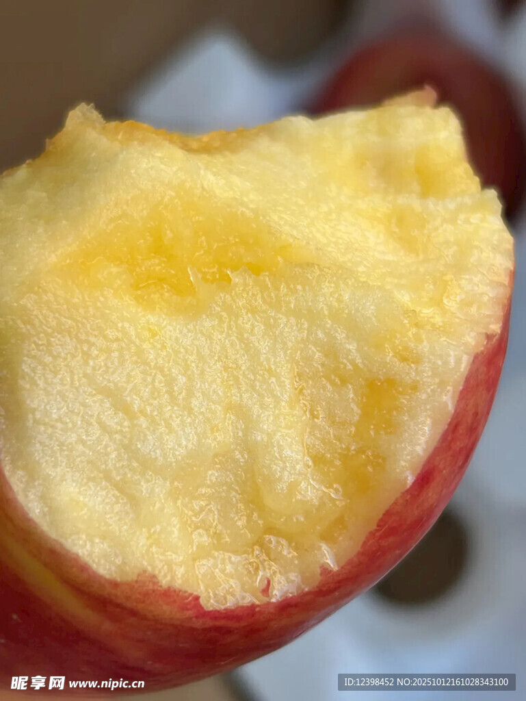 咬过的红苹果果肉特写