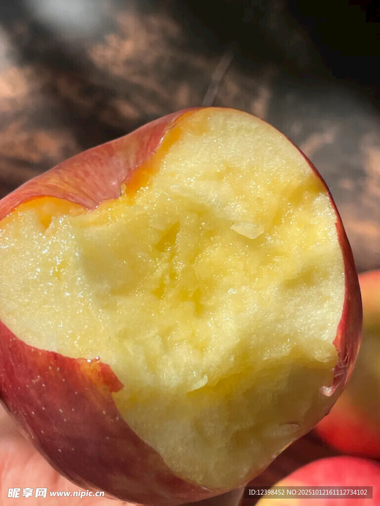 咬过的红苹果果肉特写