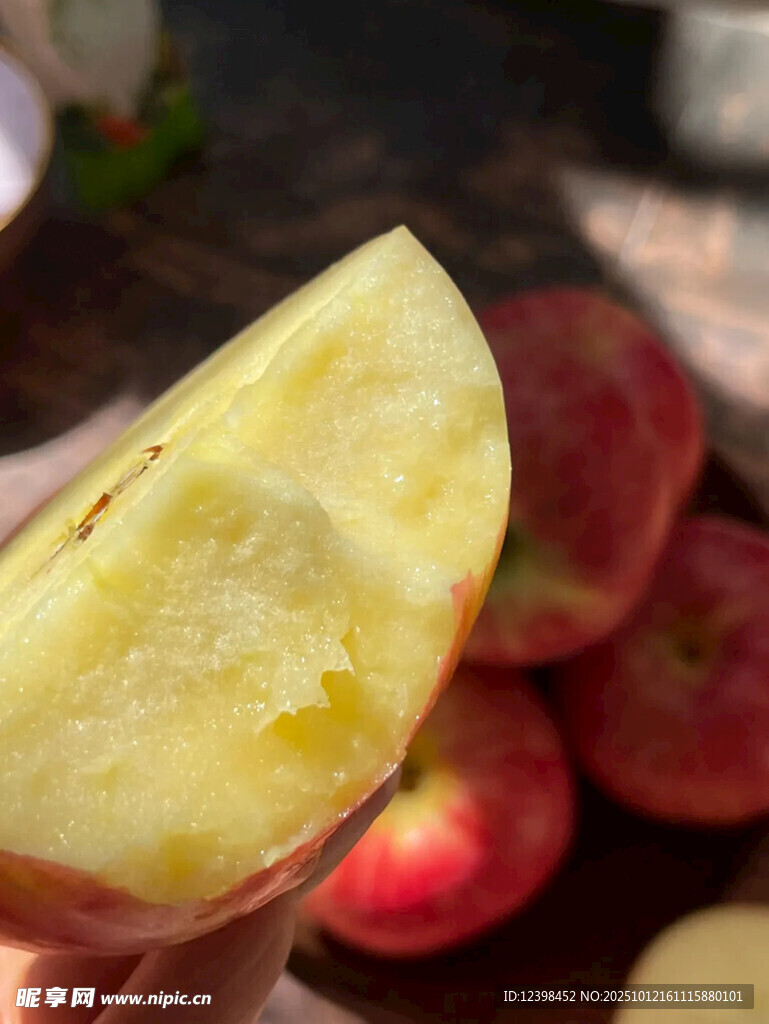 手拿黄心苹果特写