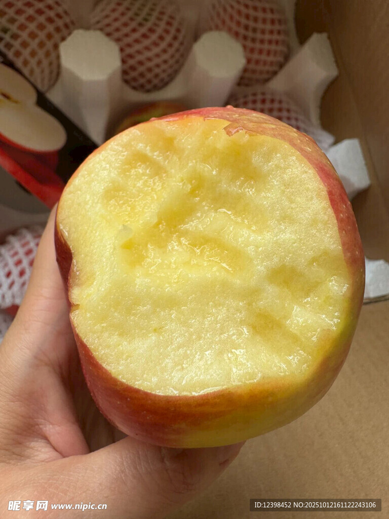 咬过的红黄相间美味苹果