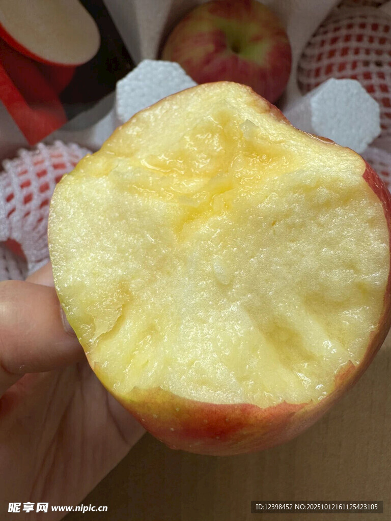 咬过的黄心苹果特写