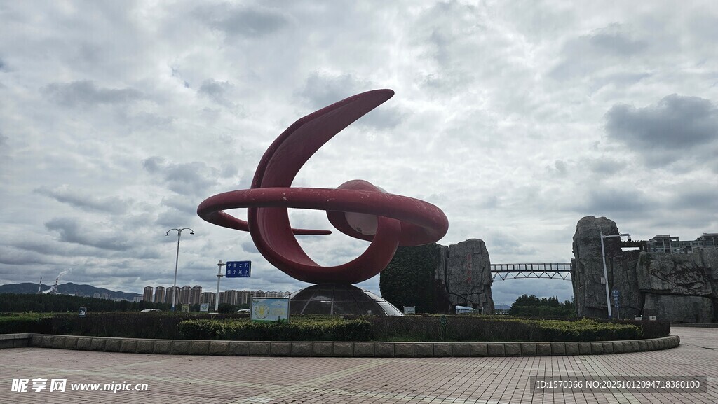 城市广场红色抽象雕塑