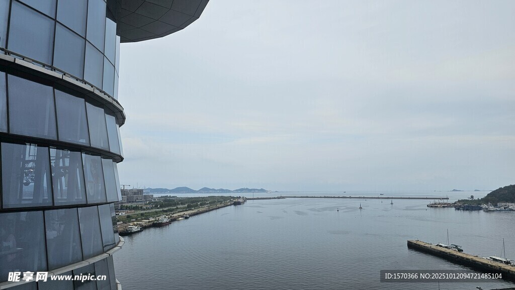 城市河畔的现代建筑景观