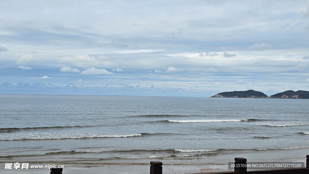 海边风景 远处小岛与海浪
