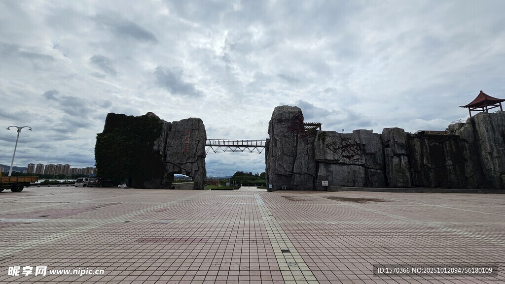 空旷广场与远处建筑景观
