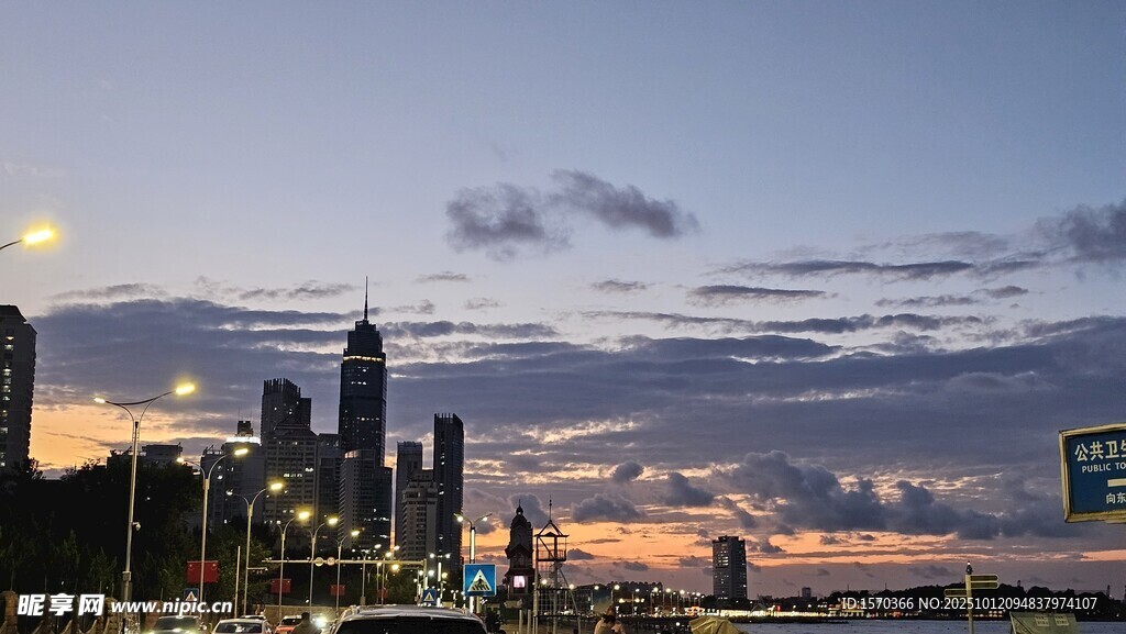 黄昏下的城市天际线美景