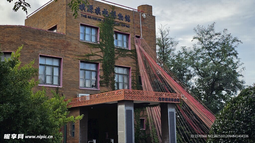 复古建筑旁的红色弧形结构
