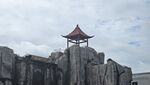 中式亭立于怪石之上