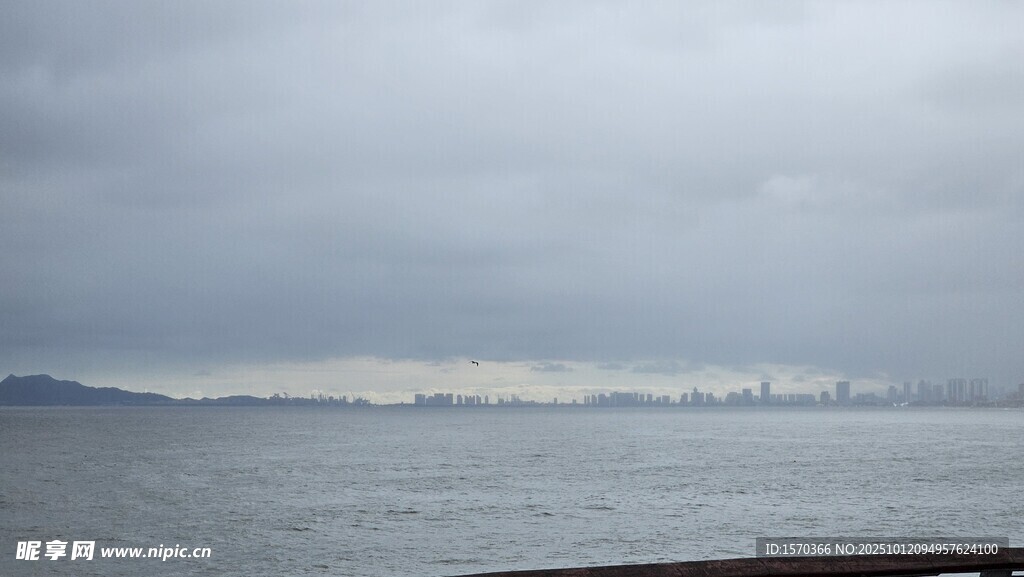 阴天的广阔海面远景
