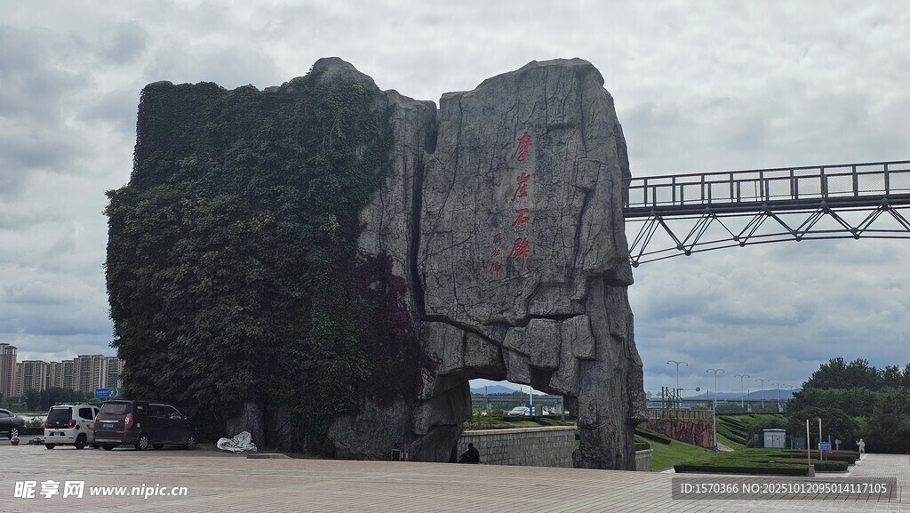 奇特巨石与空中桥梁景观