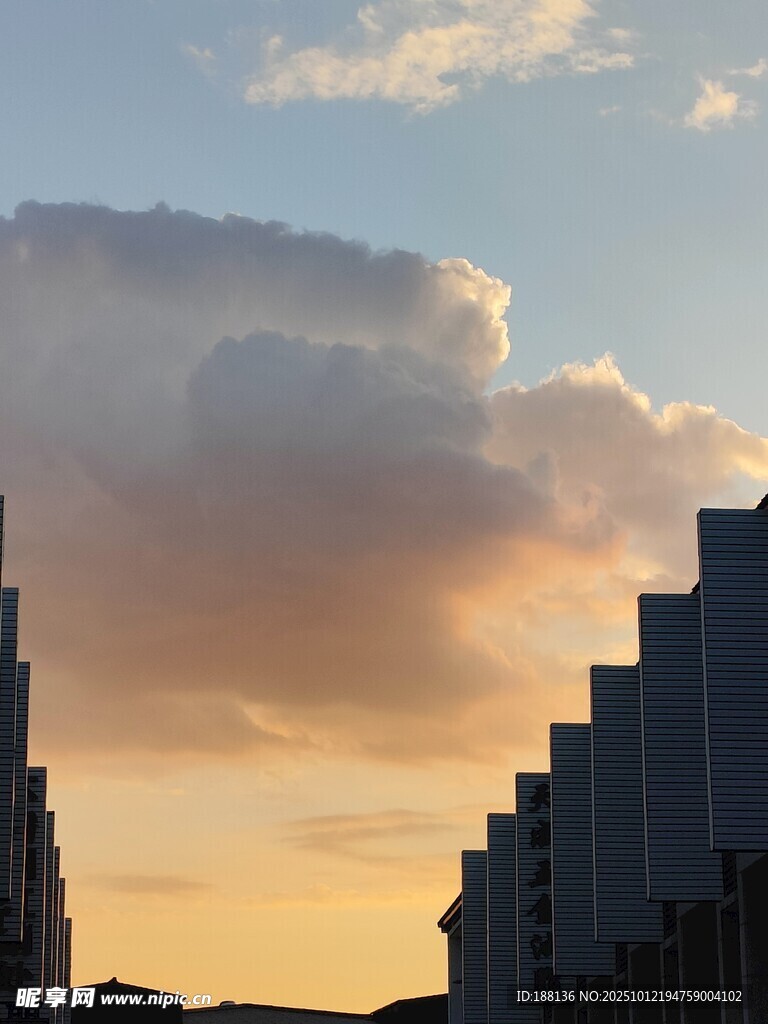 夕阳下的高楼与绚丽云彩