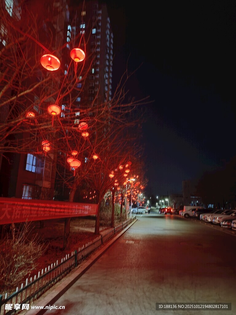 夜晚街道挂红灯笼景象